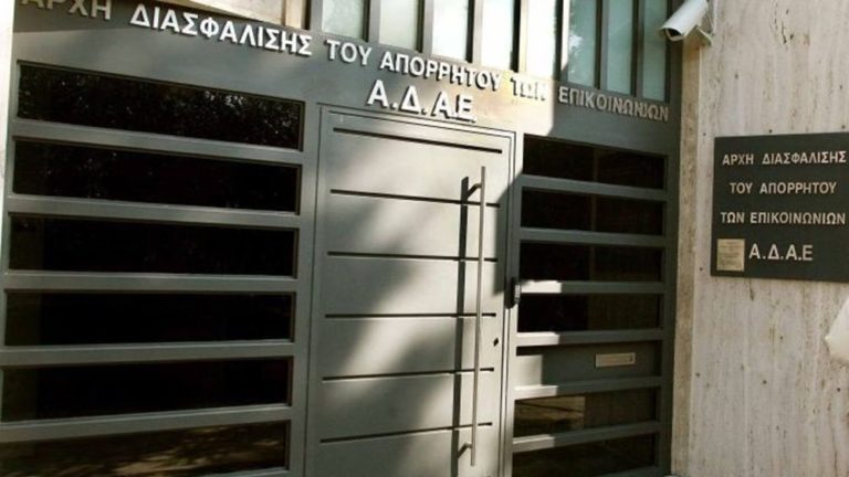 Παρακολουθήσεις: Ο πρωθυπουργός μιλάει για βούρκο και ο Αλ. Τσίπρας για συνταγματική εκτροπή