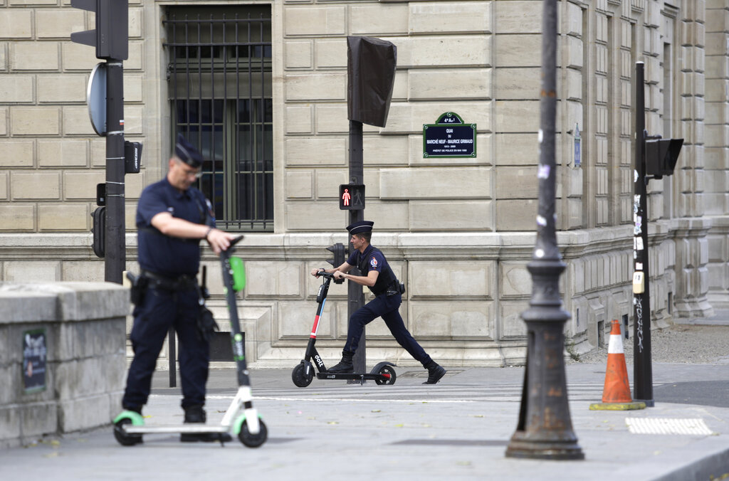 Το Παρίσι εξετάζει το ενδεχόμενο να απαγορεύσει τα ενοικιαζόμενα ηλεκτρικά πατίνια
