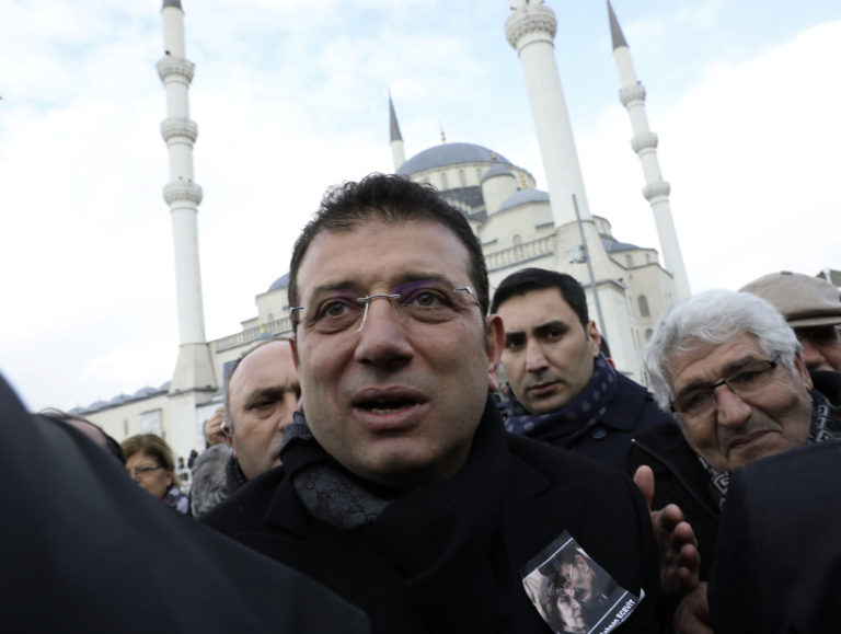 Εκρέμ Ιμάμογλου: Mε στέρηση πολιτικών δικαιωμάτων απειλείται ο δημοφιλής αντίπαλος του Ερντογάν