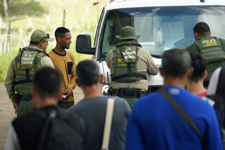 ΗΠΑ: Το Τέξας στέλνει τεθωρακισμένα οχήματα στα σύνορα για να «απωθήσει» μετανάστες