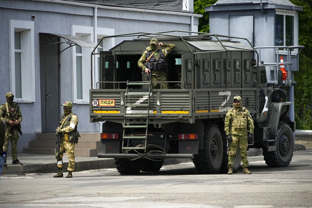 Ουκρανία: Ρωσικά στρατεύματα λεηλατούν άδεια σπίτια στη Χερσώνα – Την πρώτη παρτίδα αεράμυνας NASAMS παρέλαβε το Κίεβο