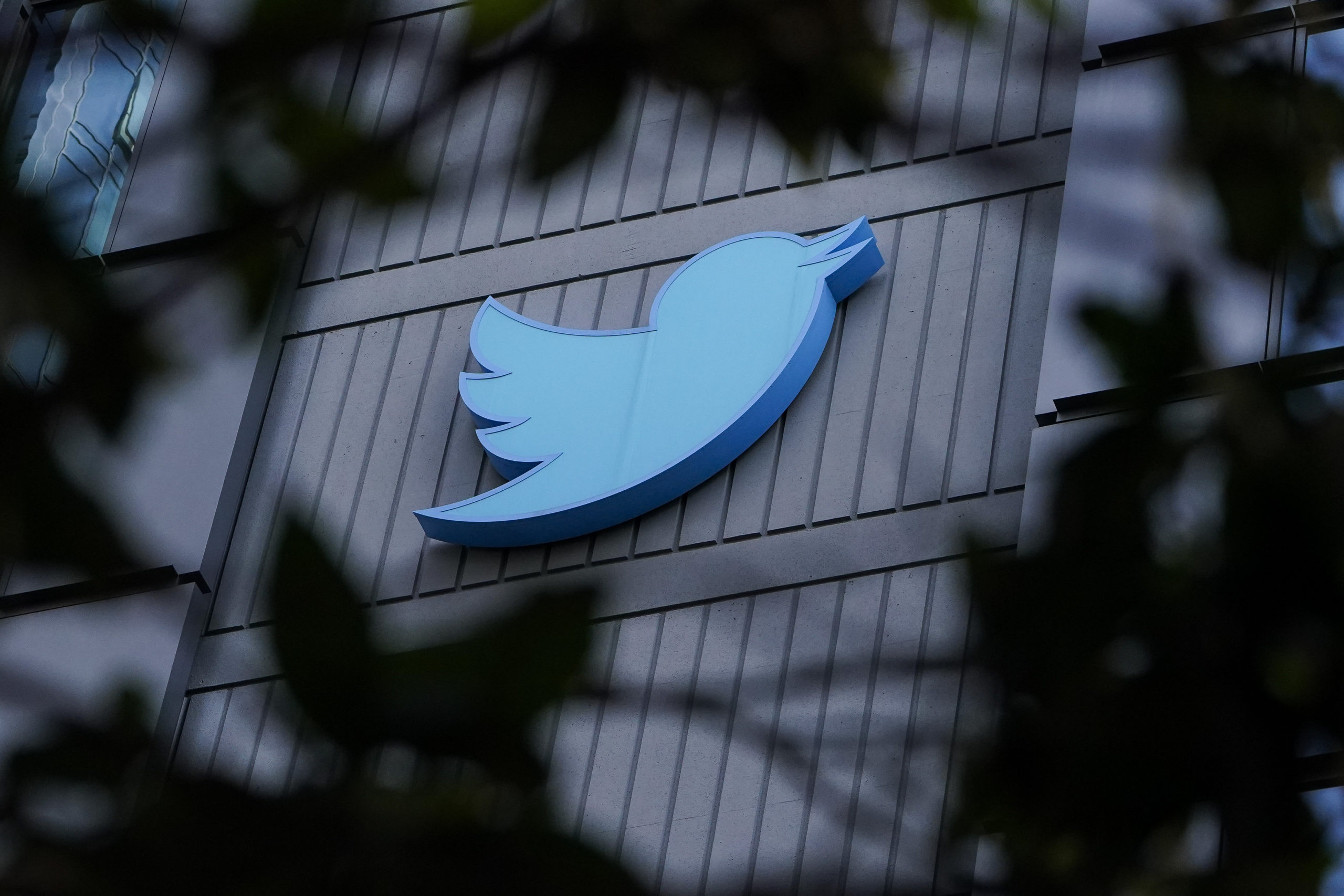 Το Twitter ζητά από ορισμένους εργαζόμενους που απολύθηκαν να επιστρέψουν