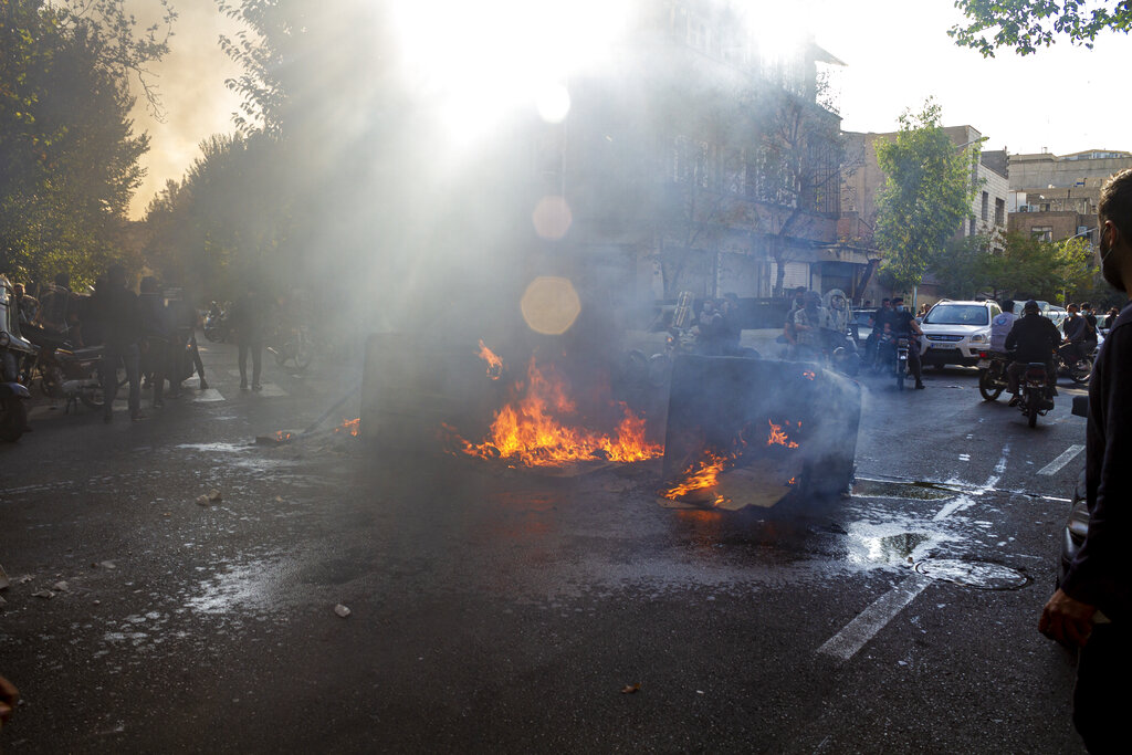 Στους δρόμους παρά την καταστολή παραμένουν οι Ιρανοί