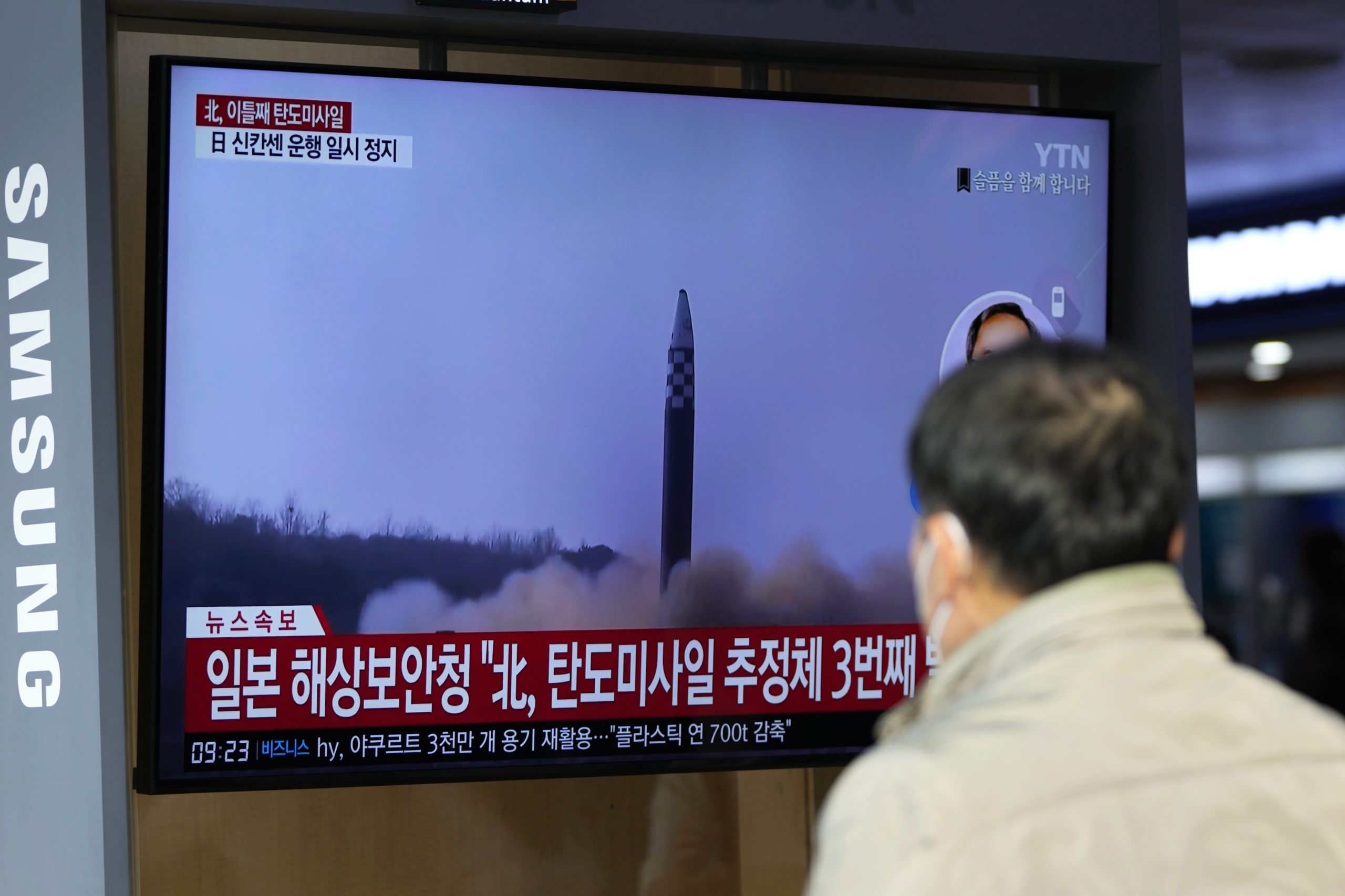 Στην εκτόξευση τριών βαλλιστικών πυραύλων προχώρησε η Βόρεια Κορέα