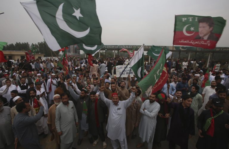 Πακιστάν: Ο Ιμράν Χαν κατηγορεί τον πρωθυπουργό Σαρίφ και τον υπουργό Εσωτερικών για την απόπειρα δολοφονίας του