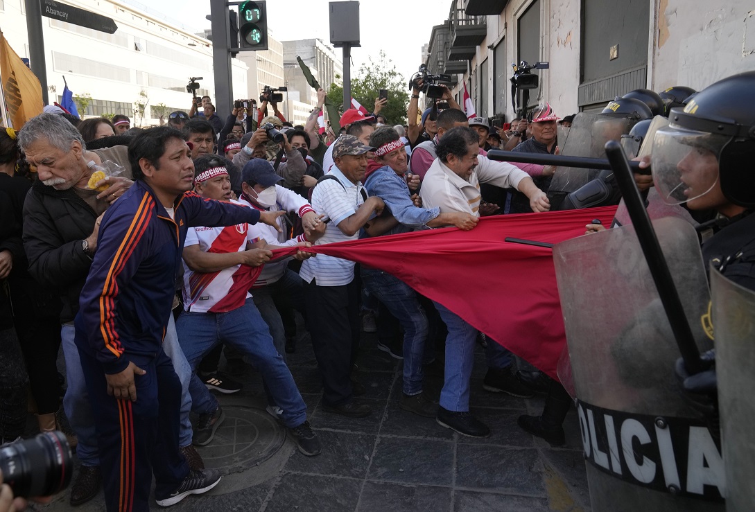 Περού: Διαδηλώσεις υπέρ και κατά του προέδρου Καστίγιο «διχάζουν» τη Λίμα