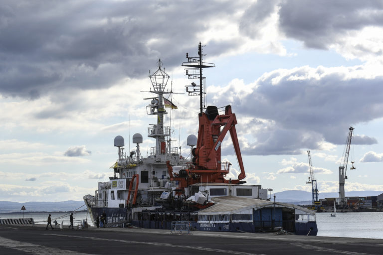 Σικελία: Δεύτερο πλοίο με 572 μετανάστες στο λιμάνι της Κατάνης – «Μπρα ντε φερ» κυβέρνησης και ΜΚΟ