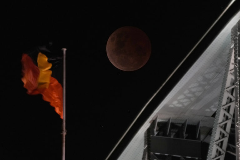 Μαγεύουν οι εικόνες από την ολική έκλειψη Σελήνης – Τι είναι το «φεγγάρι του κάστορα»