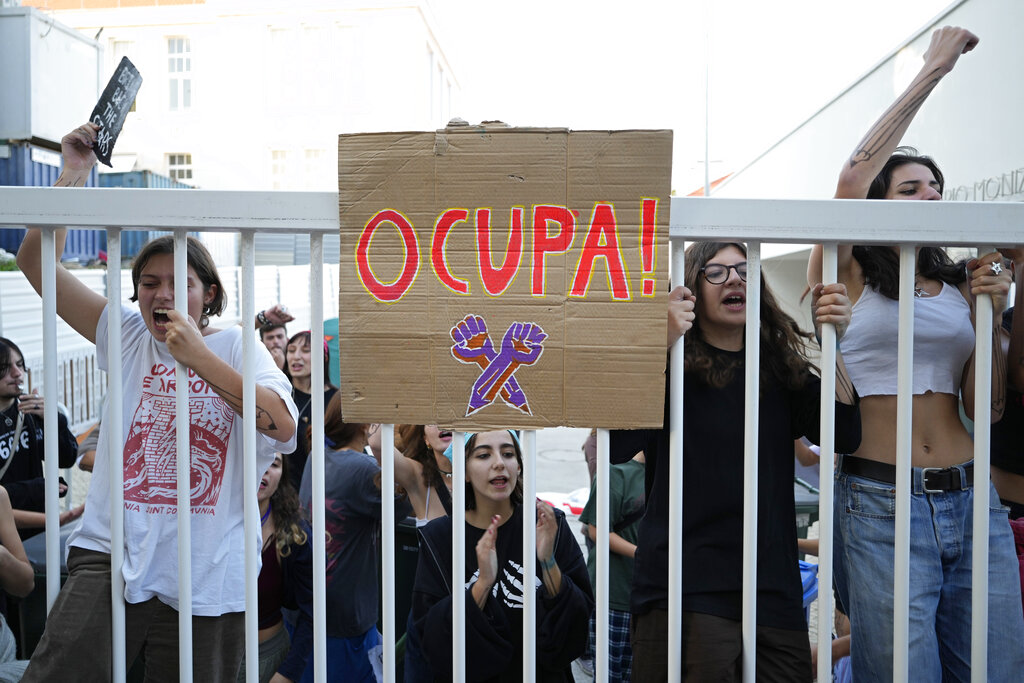 Πορτογαλία: Η κλιματική κρίση έβγαλε στους δρόμους εκατοντάδες διαδηλωτές στη Λισαβόνα