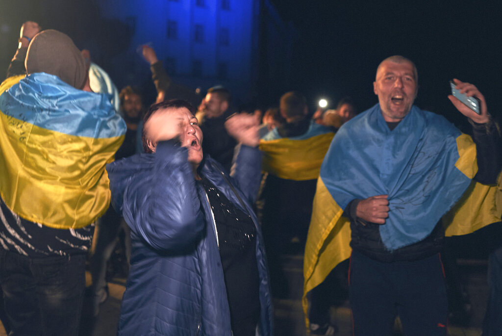 Ενθουσιασμός στους Ουκρανούς για την ανακατάληψη της Χερσώνας – Οι δηλώσεις των πρωταγωνιστών (video)