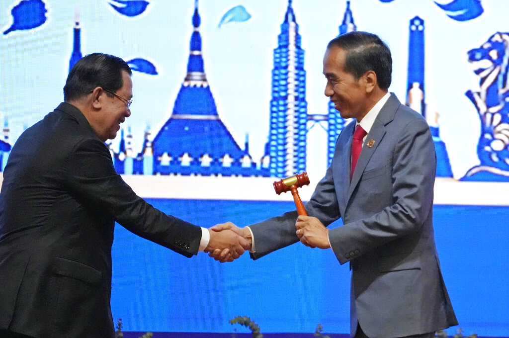 Θετικός στον κορονοϊό ο πρωθυπουργός της Καμπότζης Χουν Σεν – Ήταν οικοδεσπότης της ASEAN