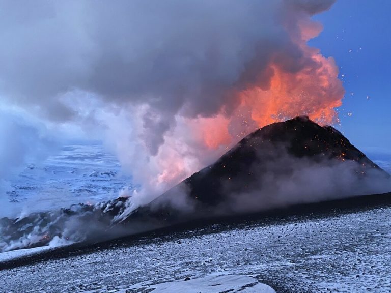 Τι ξέρουμε για το ρωσικό ηφαίστειο Shiveluch που μπορεί να εκραγεί;