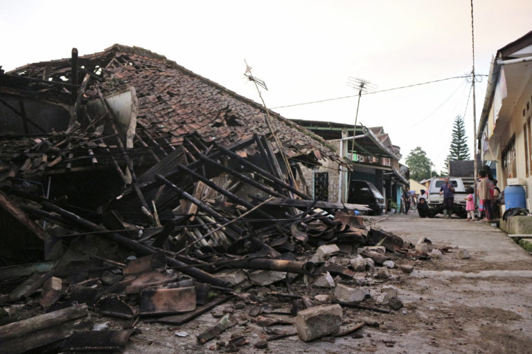 Ινδονησία – Δυτική Ιάβα: Πάνω από 160 οι νεκροί – Εκατοντάδες τραυματίες από το σεισμό (φωτογραφίες)