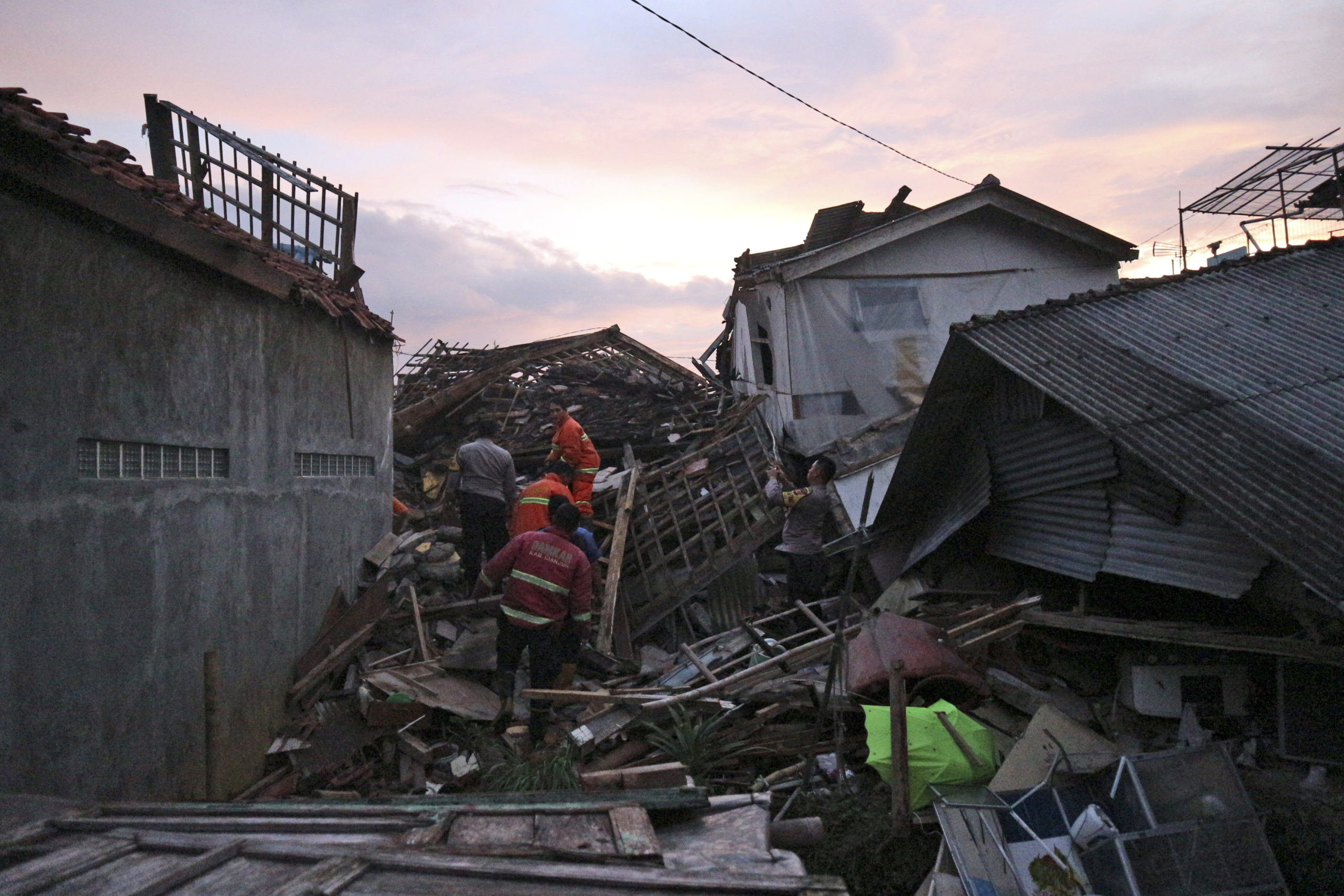 Ινδονησία: Στους 162 οι νεκροί από τον σεισμό – Εκατοντάδες οι τραυματίες και τα κατεστραμμένα σπίτια, χιλιάδες οι εκτοπισμένοι (video)