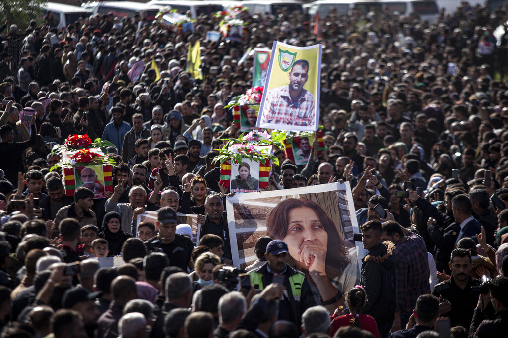 Χιλιάδες Κούρδοι διαδήλωσαν εναντίον των τουρκικών επιχειρήσεων στη βόρεια Συρία