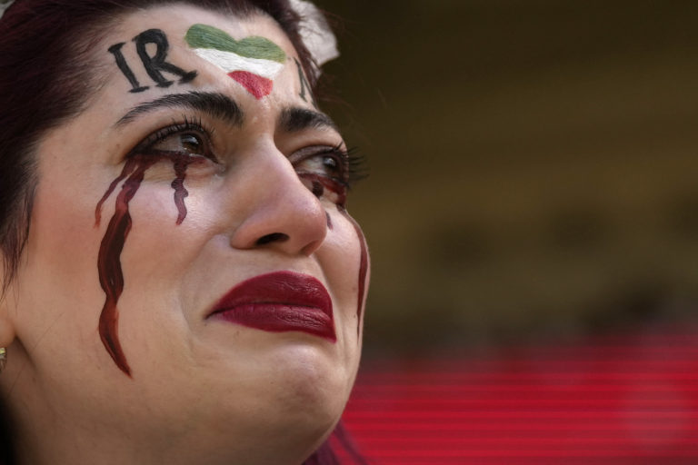 Σε έκκληση των ξένων κυβερνήσεων να διακόψουν κάθε δεσμό με την Τεχεράνη, προχώρησε η ανιψιά του Χαμενεΐ