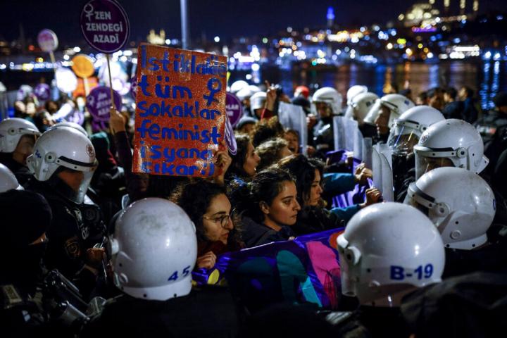 Τουρκία: Πολυάριθμες συλλήψεις σε διαδήλωση για την εξάλειψη της βίας κατά των γυναικών, σύμφωνα με οργάνωση