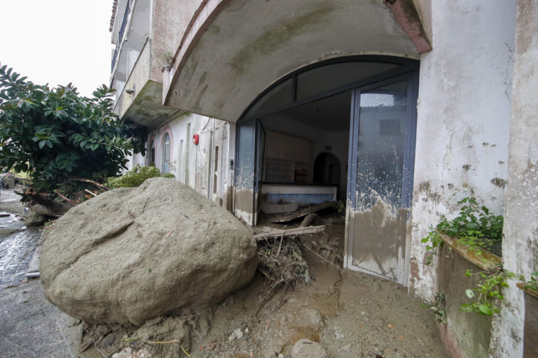 Ιταλία: Τουλάχιστον μία νεκρή και 12 αγνοούμενοι από τις κατολισθήσεις στη νήσο Ίσκια