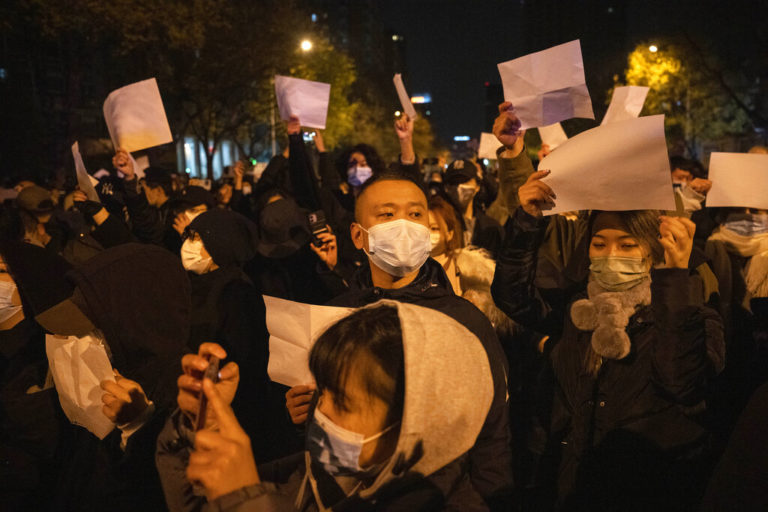 Κίνα: Επεισόδια στις διαδηλώσεις για τα lockdown – Συγκρούσεις και συλλήψεις