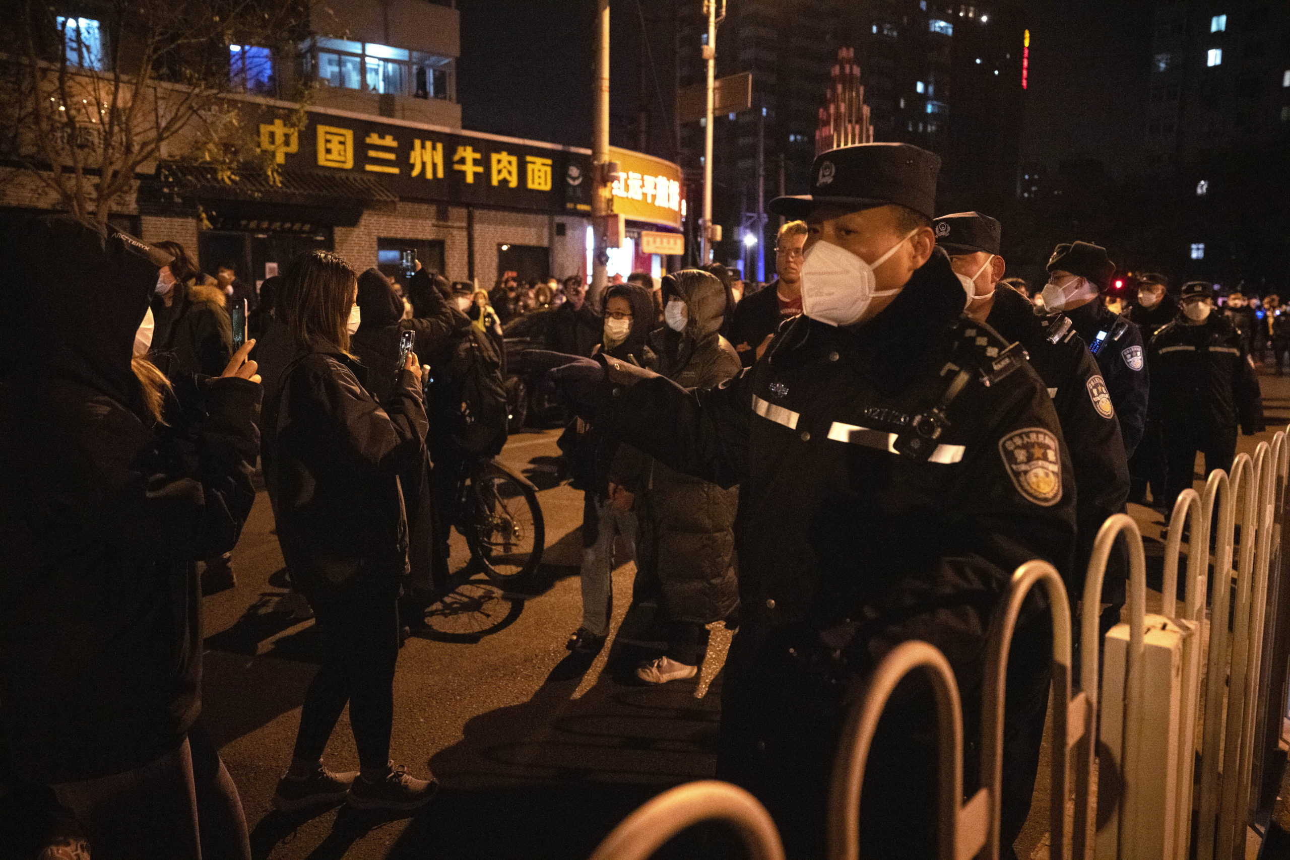 Συνεχίζεται το κύμα αγανάκτησης στην Κίνα – Στο επίκεντρο η σύλληψη του Βρετανού δημοσιογράφου
