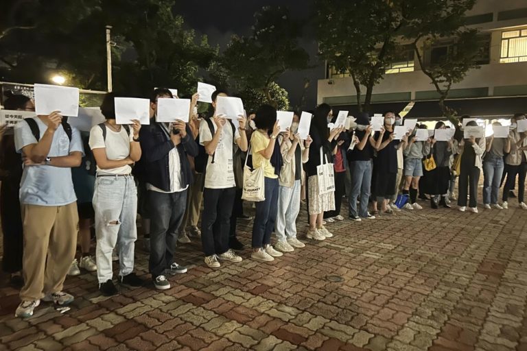 Κίνα: Η «επανάσταση του Α4» – Η σημασία των λευκών χαρτιών που κρατούν οι διαδηλωτές