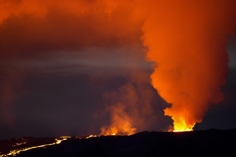 Βίντεο: Εντυπωσιακές εκρήξεις στο ηφαίστειο Μάουνα Λόα όπως καταγράφονται από ελικόπτερο