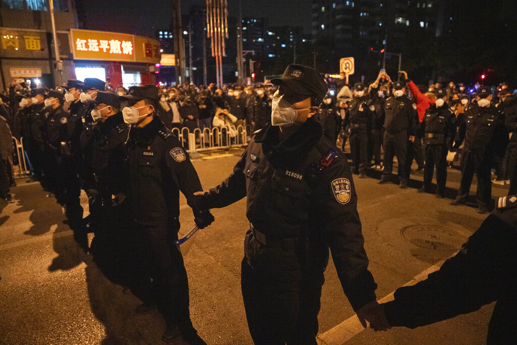 Κίνα: Τηλεφωνικές ανακρίσεις και online έρευνες για να «πιάσουν» τους διαδηλωτές