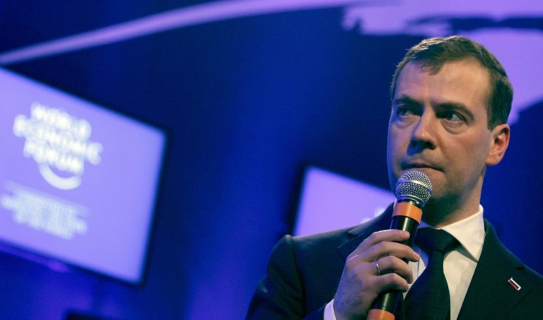 Ντ. Μεντβέντεφ: Τώρα ο ΟΗΕ θα πρέπει να καλέσει τις ΗΠΑ να πληρώσουν αποζημιώσεις σε άλλες χώρες
