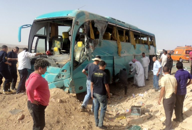 Αίγυπτος: Σύγκρουση μεταξύ επιβατικού Van και λεωφορείου με 14 νεκρούς