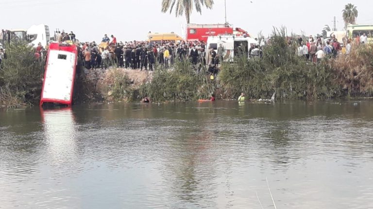 Αίγυπτος: Τουλάχιστον 19 νεκροί και 6 τραυματίες από την πτώση λεωφορείου σε κανάλι
