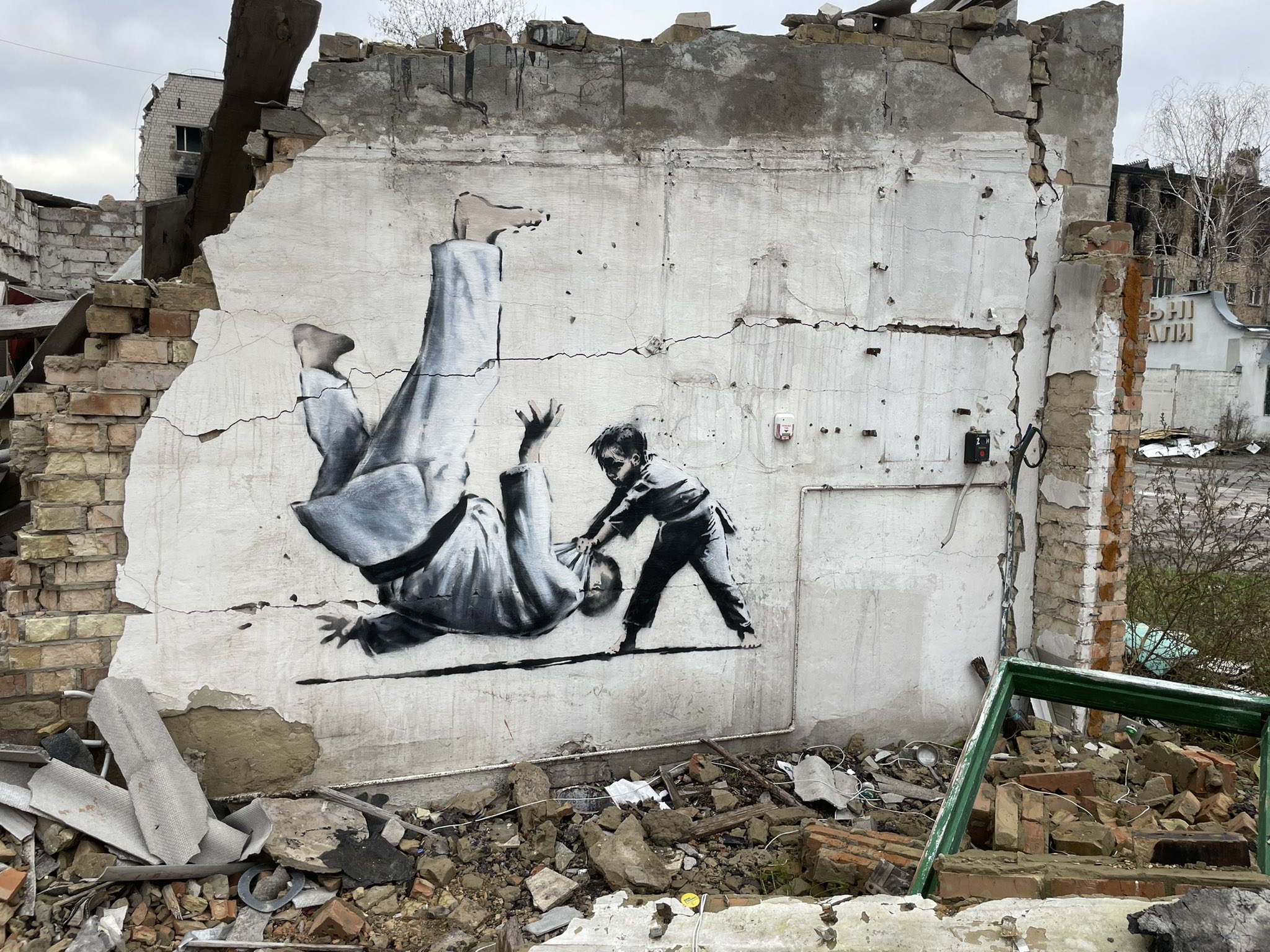 Ουκρανία: Τοιχογραφίες του Bansky σε βομβαρδισμένες περιοχές