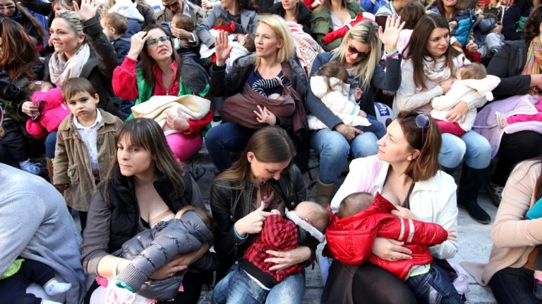 Ταυτόχρονος δημόσιος θηλασμός την Κυριακή στην πλατεία ΟΣΕ στη Λάρισα