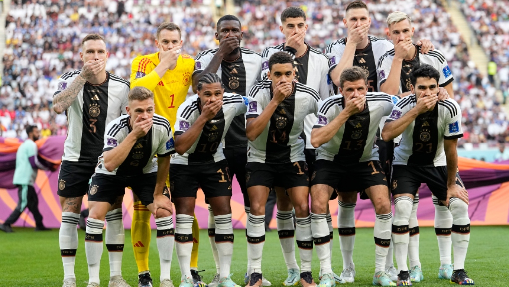 Οι παίκτες της εθνικής ομάδας της Γερμανίας έκλεισαν το στόμα τους ως απάντηση στη FIFA για το περιβραχιόνιο “OneLove”