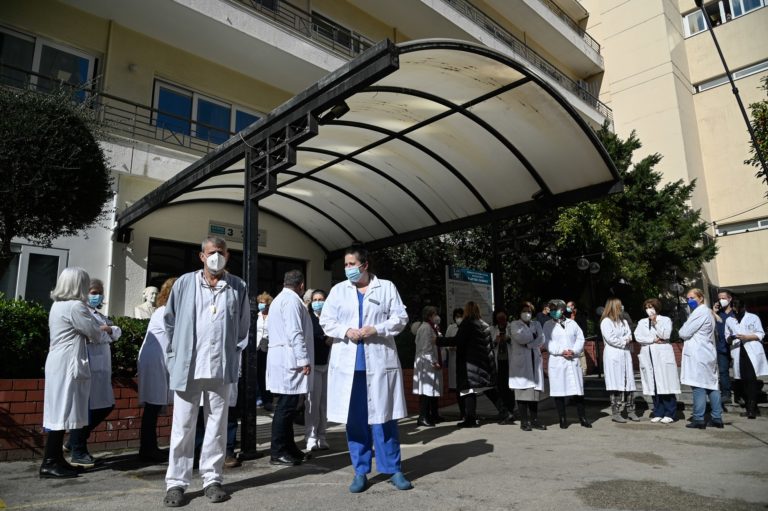Απεργιακές κινητοποιήσεις ξεκινούν οι νοσοκομειακοί γιατροί – Σήμερα 24ωρη παναττική και συγκέντρωση στη Βουλή