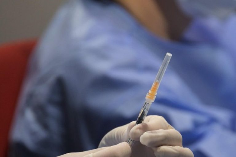 Pfizer-BioNTec: Εκκίνηση δοκιμών για το συνδυαστικό εμβόλιο κατά της Covid και της γρίπης