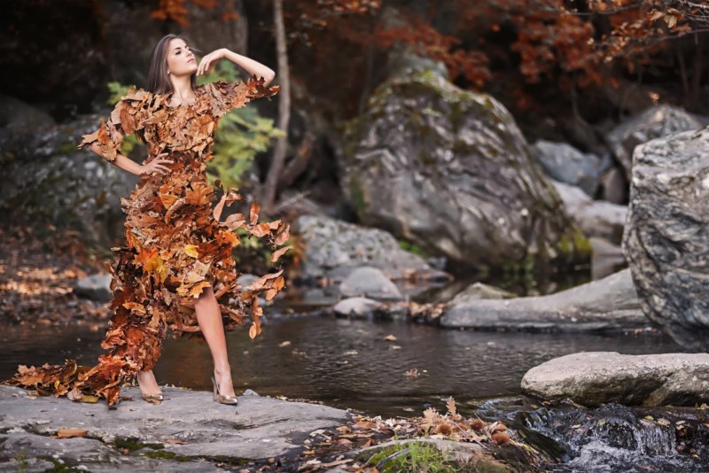 Φωτογράφος δημιουργεί εκπληκτικές εικόνες φορεμάτων από μπογιές, ζυμαρικά, καφέ και λαχανικά