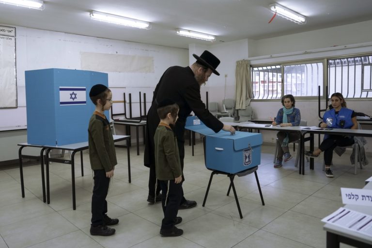 Ισραήλ: Στις κάλπες 6,8 εκατ. ψηφοφόροι για τις βουλευτικές εκλογές -Ενδέχεται η επιστροφή Νετανιάχου, υποστηρίζουν δημοσκοπήσεις