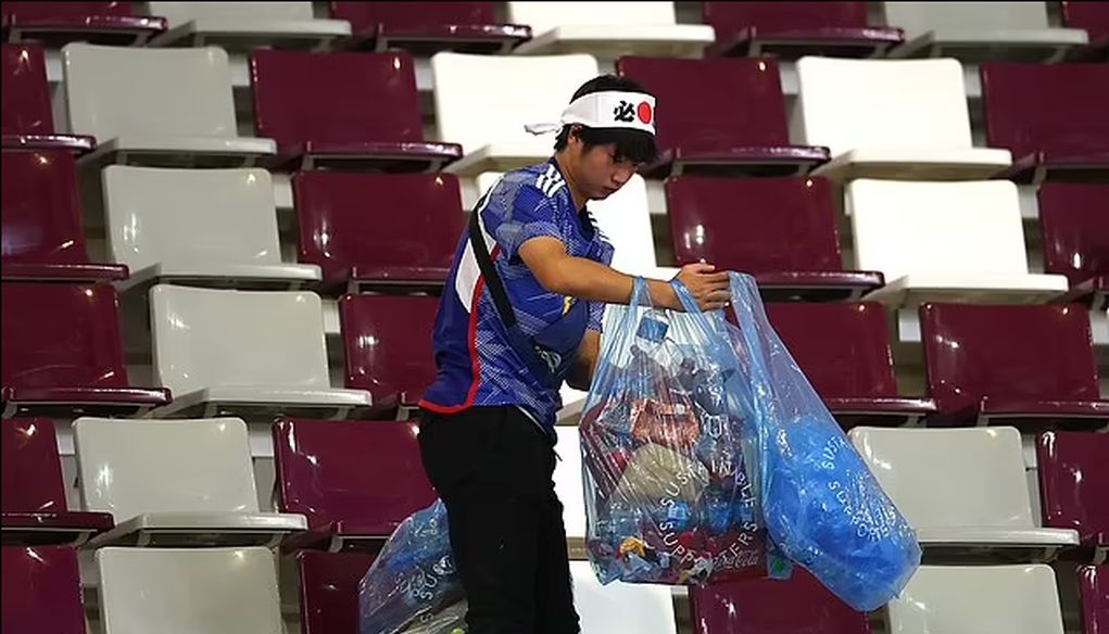 Ιάπωνες φίλαθλοι καθάρισαν τα σκουπίδια από το γήπεδο στο Κατάρ μετά τον αγώνα με την Γερμανία!