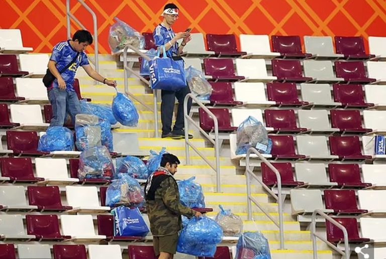 Ιάπωνες φίλαθλοι καθάρισαν τα σκουπίδια από το γήπεδο στο Κατάρ μετά τον αγώνα με την Γερμανία!