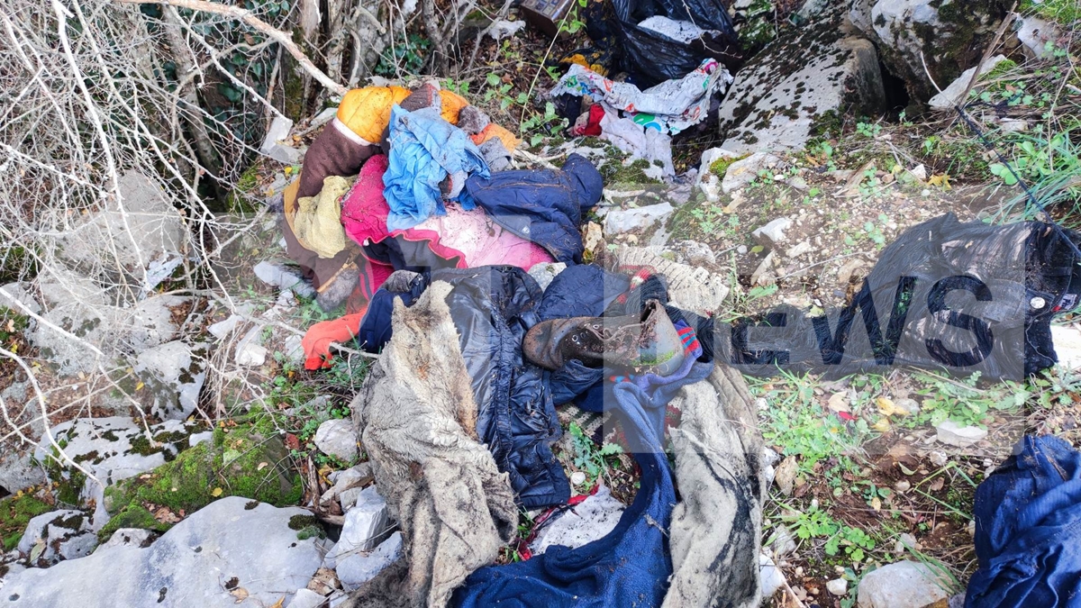 “Κιβωτός του Κόσμου”: Ερωτηματικά για μίνι χωματερή με ρούχα κοντά στη δομή Πωγωνιανής – Φωτογραφικό ντοκουμέντο