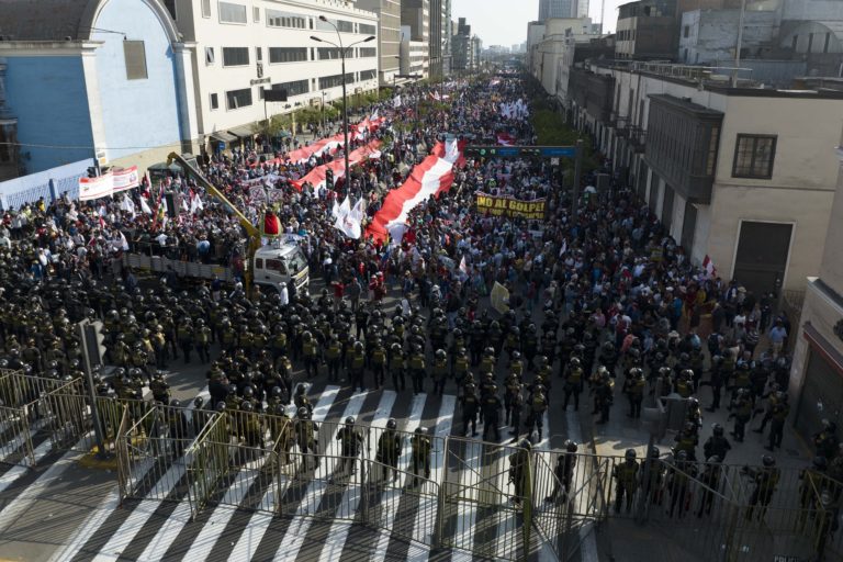 Περού: Χιλιάδες διαδηλώνουν υπέρ του προέδρου Καστίγιο και ζητούν το κλείσιμο του Κογκρέσου-Πολιτική πόλωση