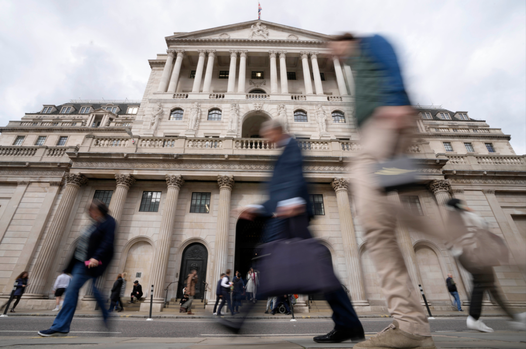 Η Τράπεζα της Αγγλίας αύξησε τα βασικά επιτόκια κατά 0,75%