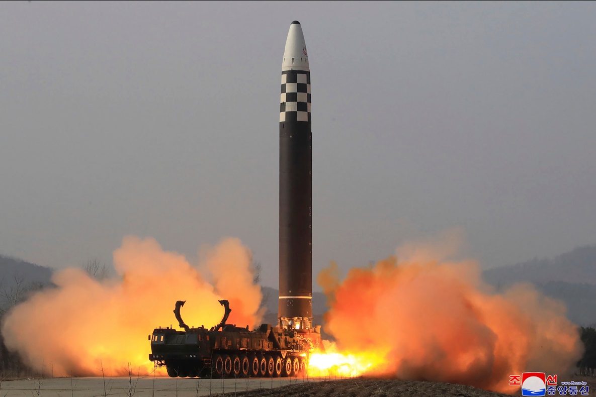 Β. Κορέα: Νέο μπαράζ πυραυλικών δοκιμών – Στο σκηνικό έντασης και αμερικανικά βομβαρδιστικά