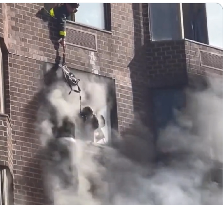 Νέα Υόρκη: Πυρκαγιά σε πολυκατοικία – Οι μπαταρίες ιόντων λιθίου στο «εδώλιο» – Σοκαριστικό βίντεο