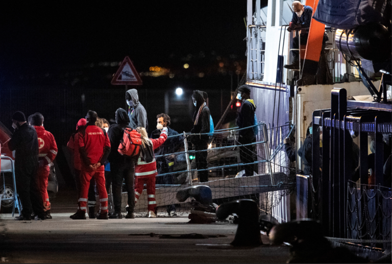 Ιταλία: Αποβιβάσθηκαν «επιλεκτικά» 155 μετανάστες και πρόσφυγες από το πλοίο Humanity 1