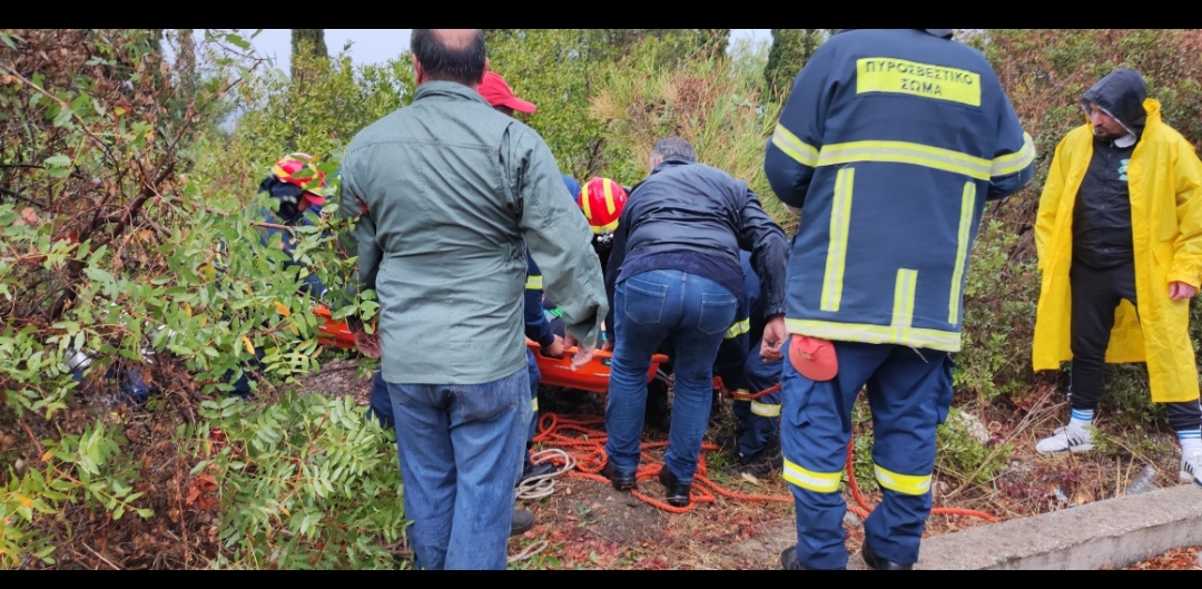 Σάμος: Τροχαίο ατύχημα με τέσσερις επιβαίνοντες – Τραυματίστηκαν δύο γυναίκες και δύο παιδιά