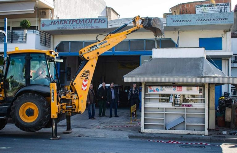 Ο Δήμος Λαρισαίων «ξηλώνει» κλειστά περίπτερα ιδιοκτησίας του