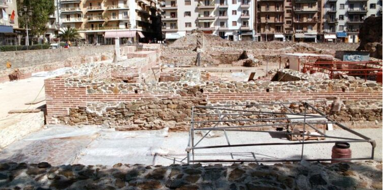 Θεσσαλονίκη: Μυστήριο με πτώμα άντρα που εντοπίστηκε σε υπόγειο χώρο πολυκατοικίας στην πλατεία Ναυαρίνου