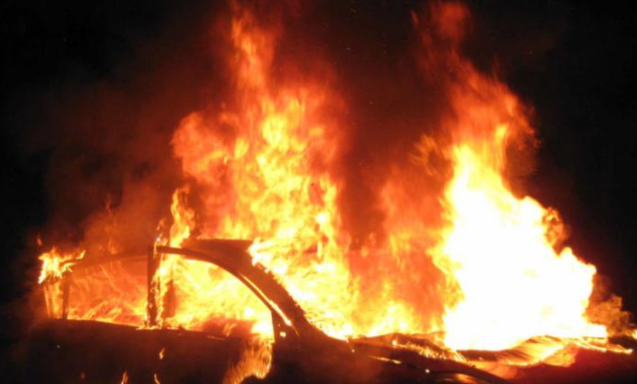 Θεσσαλονίκη: Στις φλόγες τυλίχθηκε αυτοκίνητο στην Καλαμαριά