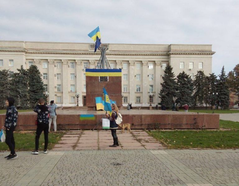 Υψώθηκε η σημαία της Ουκρανίας στη Χερσώνα – Ολοκληρώθηκε η απόσυρση της Ρωσίας (video)
